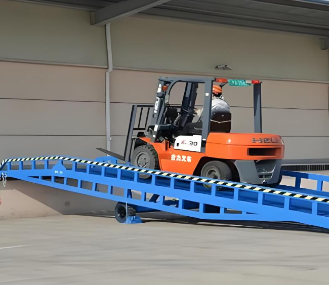 东昌移动式卸货平台（叉车用）